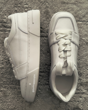 Load image into Gallery viewer, Newly Added: Brand New Country Road Leather Sneakers