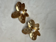 Load image into Gallery viewer, Accessories: Hammered Gold Plated Floral Brooch with Pearl Detail - Thrift Happens 2
