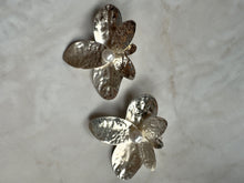 Load image into Gallery viewer, Accessories: Hammered Silver Floral Brooch with Pearl Detail - Thrift Happens 2